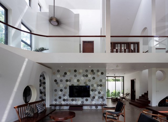 Kiến tr&uacute;c sư chủ yếu sử dụng gam m&agrave;u gỗ v&agrave; m&agrave;u trắng cho ng&ocirc;i nh&agrave;, đồng thời điểm t&ocirc; th&ecirc;m nhiều v&aacute;ch tường c&oacute; những &ocirc; gạch kh&aacute;c loại nhằm tăng th&ecirc;m sự thu h&uacute;t.