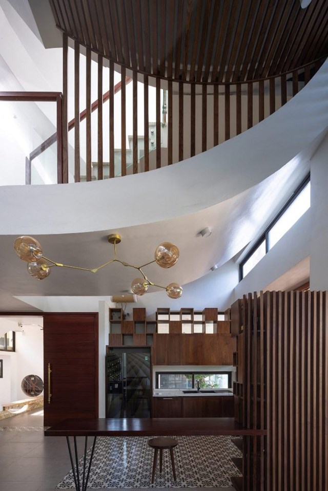 Hệ lam gỗ tr&ecirc;n lớp cửa ch&iacute;nh đảm bảo th&ocirc;ng gi&oacute; v&agrave; tho&aacute;ng kh&iacute; trong nh&agrave;.