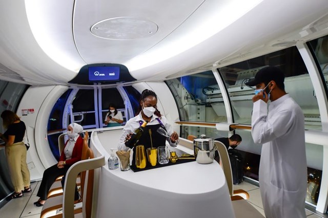Với mỗi v&ograve;ng quay k&eacute;o d&agrave;i 38 ph&uacute;t, dịch vụ giải tr&iacute; trong đu quay Ain Dubai cũng ho&agrave;n to&agrave;n kh&aacute;c biệt. 48 cabin chia th&agrave;nh 3 hạng: loại ti&ecirc;u chuẩn để ngắm cảnh, loại cabin chung c&oacute; quầy bar c&ugrave;ng t&ugrave;y chọn cho VIP, loại cabin ri&ecirc;ng tư để tổ chức sự kiện (gồm 2 v&ograve;ng quay v&agrave; bữa tối 3 m&oacute;n).