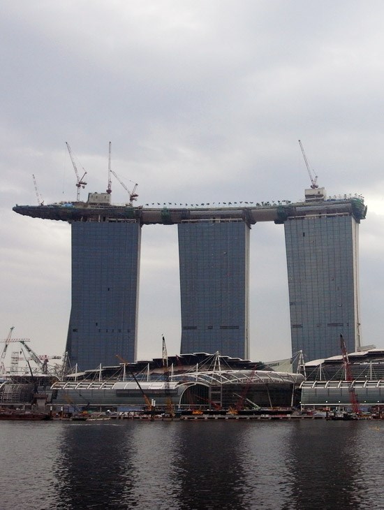 Với c&aacute;c c&ocirc;ng tr&igrave;nh, phần việc đầu ti&ecirc;n v&agrave; quan trọng bậc nhất đ&oacute; l&agrave; đảm bảo an to&agrave;n cho nền m&oacute;ng. Với&nbsp;Marina Bay Sands, điều n&agrave;y c&agrave;ng phải ch&uacute; trọng hơn bởi t&ograve;a phức hợp được dựng tr&ecirc;n lớp đất s&eacute;t biển - c&oacute; đặc t&iacute;nh cấu tr&uacute;c ngh&egrave;o n&agrave;n.&nbsp;&nbsp;