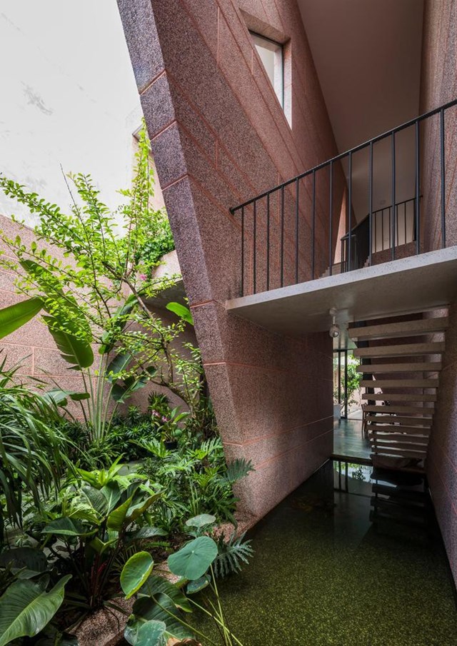 Cầu thang giữa nh&agrave; nằm tr&ecirc;n một hồ nước n&ocirc;ng, gi&uacute;p kh&ocirc;ng gian lu&ocirc;n m&aacute;t mẻ v&agrave; c&oacute; chiều s&acirc;u khi h&igrave;nh b&oacute;ng của mọi vật chiếu xuống mặt nước.