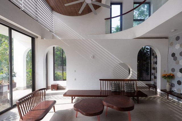 Thiết kế lệch tầng gi&uacute;p c&aacute;c kh&ocirc;ng gian chức năng b&ecirc;n trong c&oacute; thể th&ocirc;ng gi&oacute; một c&aacute;ch tự nhi&ecirc;n. C&ugrave;ng với đ&oacute;, &aacute;nh s&aacute;ng từ c&aacute;c khung cửa k&iacute;nh mang đến cho ng&ocirc;i nh&agrave; sự th&ocirc;ng tho&aacute;ng v&agrave; kết nối với thi&ecirc;n nhi&ecirc;n b&ecirc;n ngo&agrave;i.