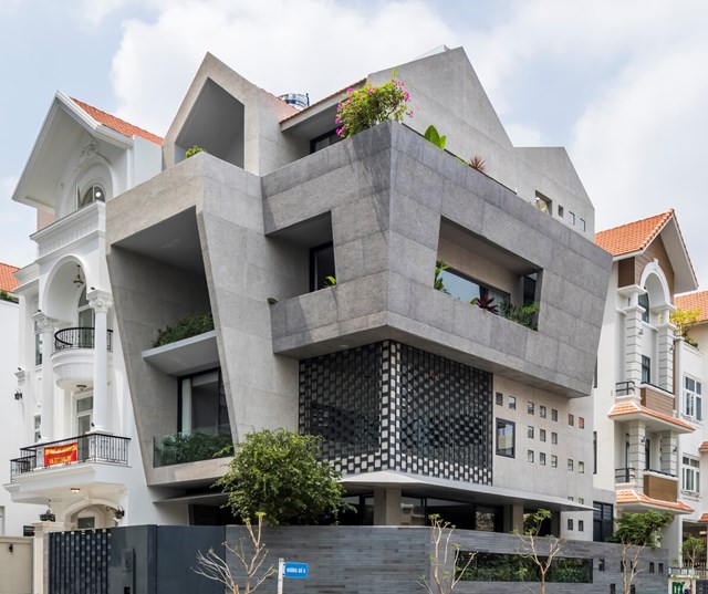 Kh&ocirc;ng gian được ph&acirc;n t&aacute;ch th&agrave;nh c&aacute;c lớp kh&aacute;c nhau bằng vật liệu b&ecirc; t&ocirc;ng v&agrave; đ&aacute; granite đồng nhất cả b&ecirc;n ngo&agrave;i lẫn b&ecirc;n trong, gi&uacute;p l&agrave;m mờ ranh giới nội - ngoại thất. &nbsp;