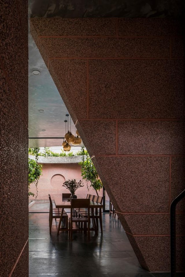 Để tầm nh&igrave;n kh&ocirc;ng bị giới hạn, c&aacute;c kh&ocirc;ng gian chung đều sử dụng cửa k&iacute;nh trượt.