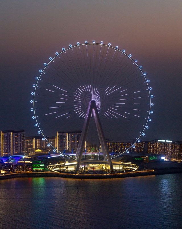 Việc x&acirc;y dựng v&ograve;ng quay Ain Dubai bắt đầu th&aacute;ng 5/2015, thời gian dự kiến ho&agrave;n th&agrave;nh l&agrave; giữa năm 2019, sau đ&oacute; được l&ugrave;i sang 20/10/2020 rồi l&ugrave;i lại một năm nữa v&igrave; l&yacute; do dịch Covid-19 b&ugrave;ng ph&aacute;t.&nbsp;