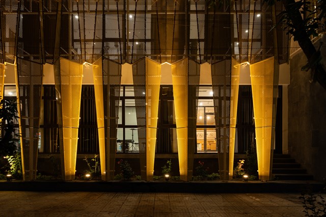 Với những người đi qua c&ocirc;ng tr&igrave;nh, mỗi vị tr&iacute;&nbsp;kh&aacute;c nhau sẽ tạo ra h&igrave;nh ảnh kh&aacute;c nhau do sự thay đổi trong tạo h&igrave;nh của 