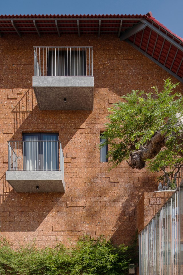 To&agrave;n bộ ngoại thất được ốp bằng đ&aacute; ong kết hợp với m&aacute;i ng&oacute;i truyền thống gi&uacute;p tăng t&iacute;nh thẩm mỹ đồng thời gi&uacute;p c&ocirc;ng tr&igrave;nh trở n&ecirc;n vững ch&atilde;i, chắc chắn hơn.