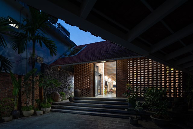 Sự h&ograve;a trộn của những vật liệu th&acirc;n thuộc như vi&ecirc;n đ&aacute;, tấm ng&oacute;i, c&ugrave;ng thiết kế đơn giản, mộc mạc đ&atilde; phủ tấm &aacute;o mang m&agrave;u thời gian l&ecirc;n ng&ocirc;i nh&agrave; - nơi chỉ c&oacute; sự b&igrave;nh y&ecirc;n v&agrave; gắn kết.&nbsp;