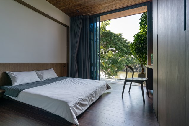 Nhờ nằm hướng Đ&ocirc;ng Nam n&ecirc;n ng&ocirc;i nh&agrave; tr&aacute;nh được &aacute;nh nắng gay gắt c&oacute; hại, dễ đ&oacute;n gi&oacute;. Kh&ocirc;ng những vậy c&aacute;c ph&ograve;ng ngủ, bếp, ph&ograve;ng kh&aacute;ch đều c&oacute; tầm nh&igrave;n ra s&ocirc;ng.