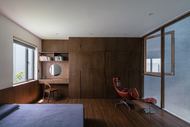 Dễ thấy vật liệu phổ biến trong nh&agrave; l&agrave; s&agrave;n đ&aacute; m&agrave;i, trần b&ecirc; t&ocirc;ng v&agrave; gỗ &oacute;c ch&oacute;... Những sự kết hợp n&agrave;y đem lại cho cả căn nh&agrave; sự ấm &aacute;p, t&igrave;nh cảm nhưng vẫn kh&ocirc;ng k&eacute;m phần sang trọng.