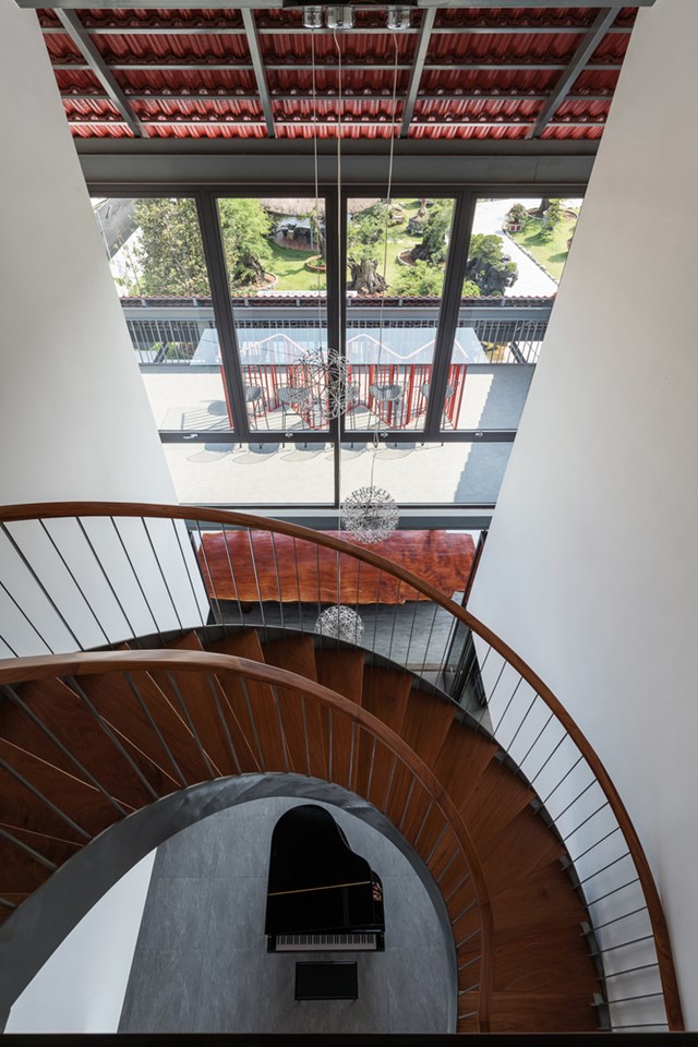 Một g&oacute;c nh&igrave;n ấn tượng từ cầu thang xoắn