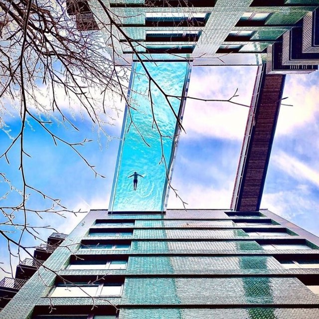 Sky Pool ban đầu được thiết kế v&agrave; x&acirc;y tại Colorado (Mỹ), sau đ&oacute; vượt hơn 8.000 km qua đường bộ v&agrave; biển để lắp đặt tại London.&nbsp;C&ocirc;ng tr&igrave;nh l&agrave; t&aacute;c phẩm của c&aacute;c kiến tr&uacute;c sư Arup Associates, đội kỹ sư Eckersley O'Callaghan v&agrave; nh&agrave; thiết kế thủy cung Reynolds.&nbsp;