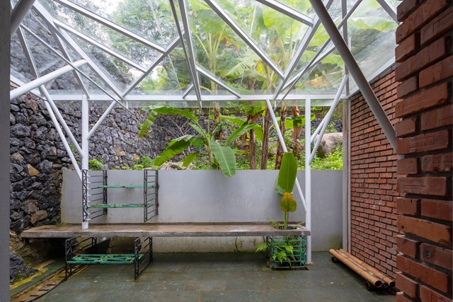 Mỗi ph&ograve;ng ngủ đều c&oacute; cửa sổ mở ra, nh&igrave;n ngắm được c&aacute;c khoảng s&acirc;n vườn kh&aacute;c nhau - nơi c&oacute; những c&acirc;y to tỏa b&oacute;ng m&aacute;t. Ở sau c&ugrave;ng l&agrave; một g&oacute;c s&acirc;n vui chơi d&agrave;nh cho c&aacute;c con v&agrave; chủ nh&agrave; mỗi khi cần y&ecirc;n tĩnh đọc s&aacute;ch. &nbsp;