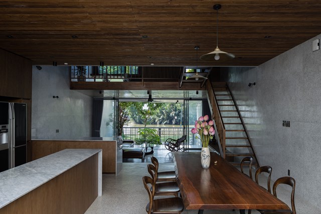 D&ugrave; phải tu&acirc;n thủ nhiều quy tắc phong thủy phức tạp, nhờ sự linh hoạt của kiến tr&uacute;c sư, ng&ocirc;i nh&agrave; vẫn to&aacute;t n&ecirc;n n&eacute;t hiện đại, thoải m&aacute;i&nbsp;