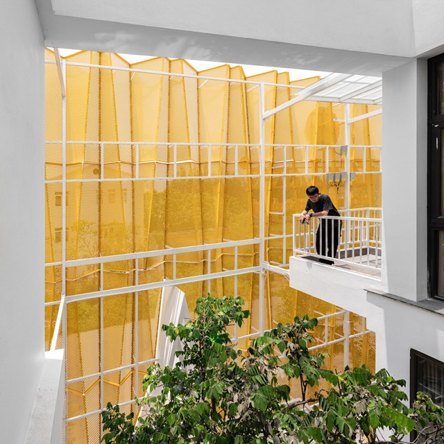 C&ocirc;ng tr&igrave;nh c&oacute; diện t&iacute;ch mặt tiền lớn 420m2, nằm ở gần ng&atilde; tư,&nbsp;quay mặt về hướng T&acirc;y v&agrave; Nam. Điều n&agrave;y cũng phần n&agrave;o g&acirc;y kh&oacute; cho giới kiến tr&uacute;c sư khi phải giải quyết b&agrave;i to&aacute;n l&agrave;m sao để giảm bức xạ nhiệt mặt trời quanh năm cho c&ocirc;ng tr&igrave;nh.