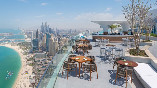 Nếu như bể bơi v&ocirc; cực chỉ d&agrave;nh để đ&oacute;n kh&aacute;ch của resort th&igrave; nh&agrave; h&agrave;ng n&agrave;y lại ch&agrave;o đ&oacute;n mọi thực kh&aacute;ch. &nbsp;