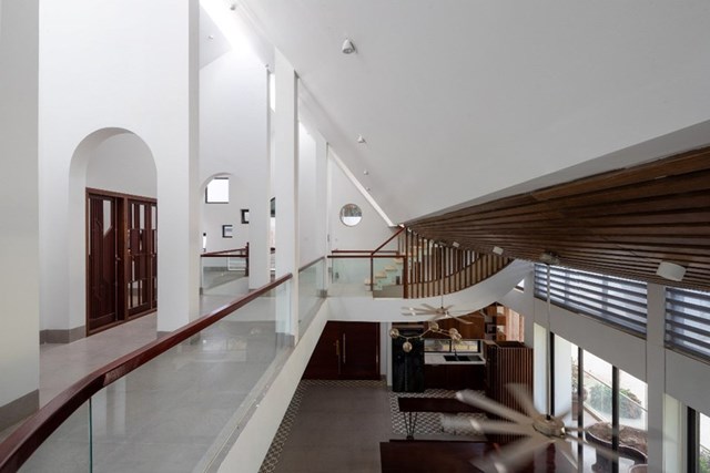 Thiết kế m&aacute;i v&aacute;t tạo h&igrave;nh chữ A, t&aacute;ch rời ở đỉnh&nbsp;gi&uacute;p &aacute;nh nắng chiếu xuống kh&ocirc;ng gian ph&ograve;ng kh&aacute;ch b&ecirc;n dưới vừa đủ s&aacute;ng lại kh&ocirc;ng bị qu&aacute; n&oacute;ng.&nbsp;