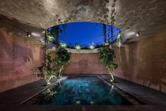 Biệt thự tạo ra nhiều khoảng mở h&igrave;nh tr&ograve;n lớn gi&uacute;p kết nối ng&ocirc;i nh&agrave; với bầu trời, ẩn chứa h&agrave;m &yacute; ẩn dụ s&acirc;u xa, đ&oacute; l&agrave; đứng trước thi&ecirc;n nhi&ecirc;n rộng lớn, con người lu&ocirc;n cảm thấy nhỏ b&eacute;.&nbsp;