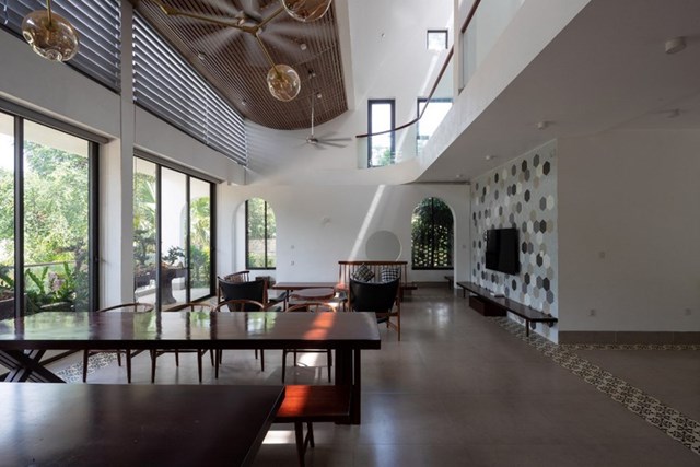 Để tăng sự kết nối giữa c&aacute;c kh&ocirc;ng gian, giới kiến tr&uacute;c sư đ&atilde; thiết kế nối liền ph&ograve;ng kh&aacute;ch với khu vực ăn uống.&nbsp;Ngồi ở bất kỳ g&oacute;c nhỏ n&agrave;o cũng c&oacute; thể hướng tầm nh&igrave;n ra b&ecirc;n ngo&agrave;i, ngắm nh&igrave;n khung cảnh thi&ecirc;n nhi&ecirc;n l&atilde;ng mạn, h&oacute;ng nắng h&oacute;ng gi&oacute; một c&aacute;ch thoải m&aacute;i.