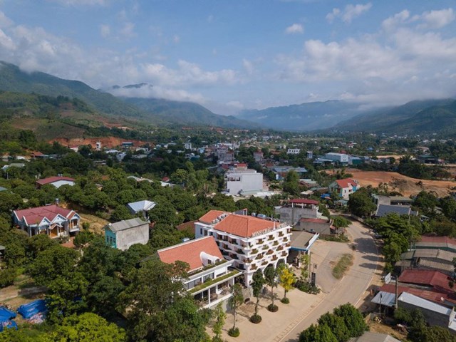 Ng&ocirc;i nh&agrave; n&agrave;y c&oacute; bốn mặt nh&igrave;n ra s&acirc;n hoặc khu vườn nhỏ. Phần m&aacute;i&nbsp;uốn cong với phần thiết kế bồn th&ocirc;ng minh vừa gi&uacute;p th&ocirc;ng gi&oacute;, tạo độ mềm mại kh&ocirc;ng gian, đồng thời&nbsp;l&agrave; nơi để gia chủ trồng th&ecirc;m c&acirc;y, tăng th&ecirc;m sắc xanh cho tổ ấm.