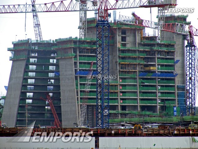 Một kỹ thuật x&acirc;y dựng m&agrave; họ chưa bao giờ l&agrave;m được nghĩ đến &ndash; đ&oacute; l&agrave; d&ugrave;ng c&aacute;c d&agrave;n tạm lớn bằng th&eacute;p để đỡ c&aacute;c th&aacute;p nghi&ecirc;ng khi t&ograve;a th&aacute;p l&ecirc;n cao, đồng thời tạo th&ecirc;m một lớp đỡ trong tường.