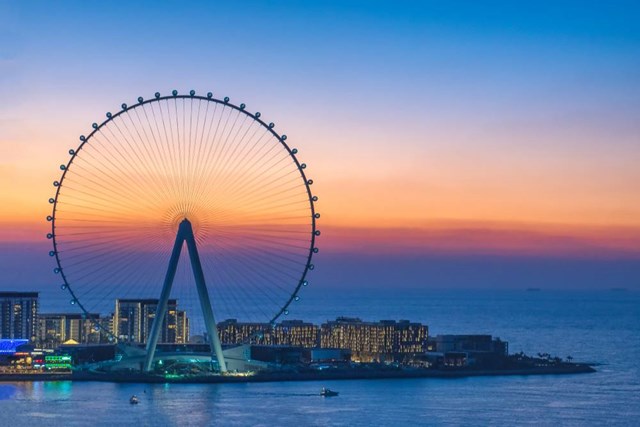 Hiện v&ograve;ng quay Ain Dubai đ&atilde; ch&iacute;nh thức đi v&agrave;o hoạt động, du kh&aacute;ch c&oacute; thể đặt v&eacute; tr&ecirc;n website của Ain Dubai với mức gi&aacute; cho một người lớn l&agrave; 35 USD v&agrave; trẻ em 3-12 tuổi l&agrave; 27 USD.&nbsp;