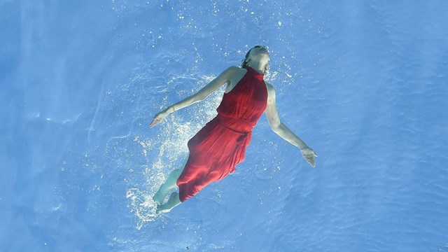 Chủ tịch Eco World Ballymore, đơn vị ph&aacute;t triển dự &aacute;n Embassy Gardens chia sẻ mong muốn được l&agrave;m điều g&igrave; đ&oacute; chưa từng c&oacute; tr&ecirc;n thế giới v&agrave; Sky Pool ch&iacute;nh l&agrave; một trong những c&ocirc;ng tr&igrave;nh vượt qua ranh giới của kỹ thuật x&acirc;y dựng.&nbsp;