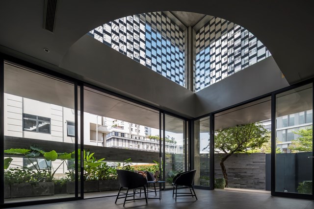 Với việc sử dụng nhiều&nbsp;bức tường k&iacute;nh lớn gi&uacute;p kết nối kh&ocirc;ng gian b&ecirc;n trong v&agrave; b&ecirc;n ngo&agrave;i đạt hiệu suất tối đa. Qua bức tường k&iacute;nh trong suốt, ngồi b&ecirc;n trong nh&agrave;, gia chủ ho&agrave;n to&agrave;n c&oacute; thể ngắm nh&igrave;n to&agrave;n bộ kh&ocirc;ng gian xanh ph&iacute;a ban c&ocirc;ng.