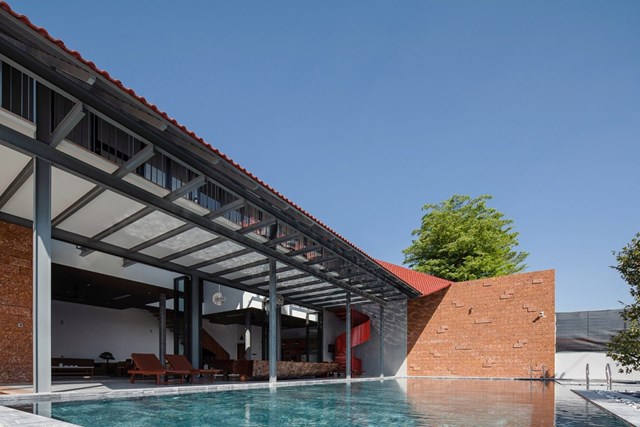 Với h&agrave;ng loạt tiện &iacute;ch vui chơi, c&ugrave;ng kh&ocirc;ng gian hiện đại ấm c&uacute;ng, nh&agrave; m&aacute;i gấp l&agrave; địa điểm nghỉ ngơi l&yacute; tưởng cho gia chủ trong những ng&agrave;y cuối tuần.&nbsp;&nbsp;