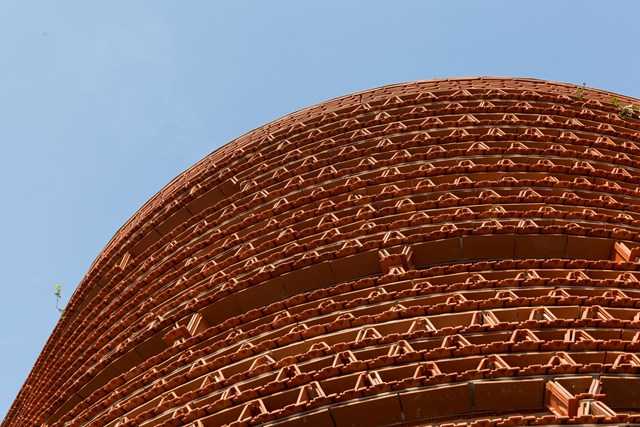 Th&ocirc;ng thường, ng&oacute;i&nbsp;thường sử dụng l&agrave;m tường, m&aacute;i che trong một kh&ocirc;ng gian kh&aacute;c biệt với sự hỗ trợ của chất liệu hiện đại như th&eacute;p, b&ecirc; t&ocirc;ng. Nhưng khi vật liệu n&agrave;y được trưng dụng l&agrave;m tường, r&egrave;m cửa cho một kh&ocirc;ng gian, đ&atilde; mở ra một hiệu ứng thị gi&aacute;c v&ocirc; c&ugrave;ng độc đ&aacute;o.