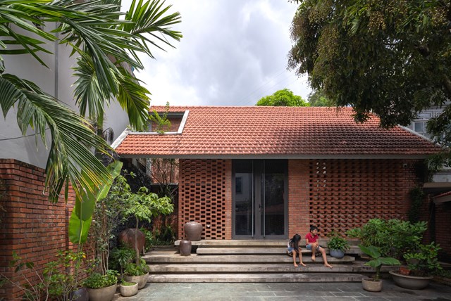 Với mong muốn của gia chủ được ở trong ng&ocirc;i nh&agrave; mộc mạc, mang n&eacute;t&nbsp;truyền thống nh&agrave; Bắc Bộ xưa nhưng vẫn phảng phất hơi thở của n&uacute;i rừng T&acirc;y Bắc, TB House thỏa m&atilde;n được những y&ecirc;u cầu tr&ecirc;n.&nbsp;