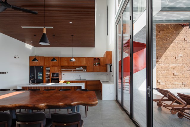 Bếp v&agrave; ph&ograve;ng ăn sử dụng nhiều vật liệu gỗ, đ&aacute; ốp trắng l&agrave;m tăng cảm gi&aacute;c ấm c&uacute;ng