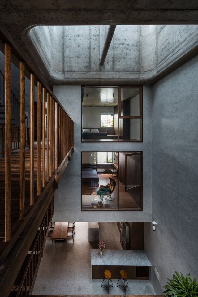 C&aacute;c kh&ocirc;ng gian chức năng trong nh&agrave; được bố tr&iacute; xung quanh giếng trời lớn, gi&uacute;p căn nh&agrave; lu&ocirc;n tr&agrave;n ngập &aacute;nh s&aacute;ng v&agrave; m&aacute;t mẻ