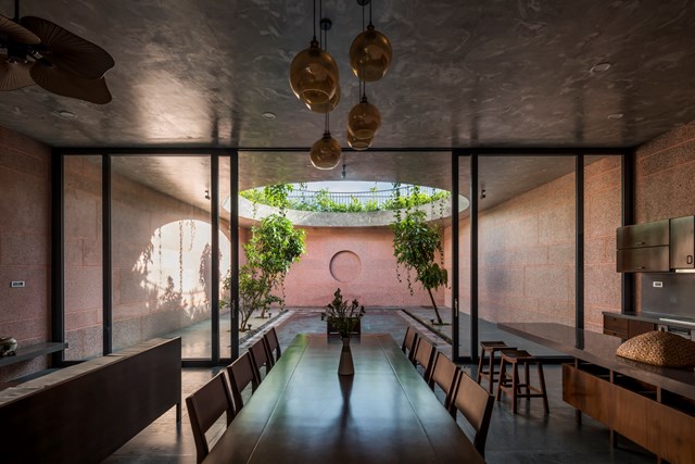 Ph&ograve;ng kh&aacute;ch v&agrave; khu bếp ăn được li&ecirc;n kết với nhau, hướng ra hồ bơi, nơi chuyển tiếp &aacute;nh s&aacute;ng giữa ng&agrave;y v&agrave; đ&ecirc;m.