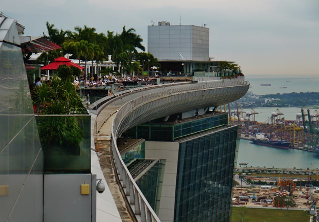 Đĩa nh&ocirc;m v&agrave; th&eacute;p kh&ocirc;ng rỉ được sử dụng l&agrave;m th&agrave;nh phần trượt v&agrave; c&oacute; thể chuyển động qua lại với nhau. C&aacute;c bi th&eacute;p đa hướng được lắp ph&iacute;a dưới SkyPark để th&iacute;ch ứng với chuyển động kh&aacute;c nhau của 3 t&ograve;a th&aacute;p.