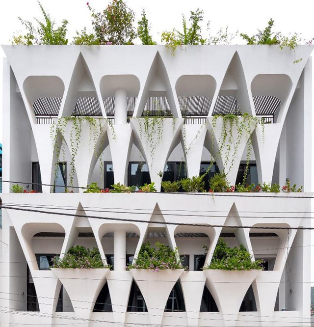 Phần mặt tiền, đội kiến tr&uacute;c đ&atilde; tạo những đường cong nhẹ nh&agrave;ng, đan xen sắp xếp những bồn c&acirc;y xanh m&ocirc; phỏng đ&ocirc;i b&agrave;n tay đang n&acirc;ng niu từng mảng xanh, gi&uacute;p k&eacute;o thi&ecirc;n nhi&ecirc;n v&agrave;o ng&ocirc;i nh&agrave; một c&aacute;ch tự nhi&ecirc;n, gần gũi.