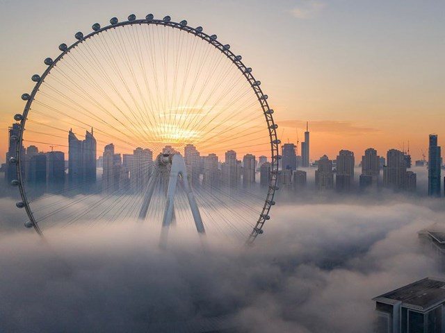 Do được x&acirc;y dựng tr&ecirc;n một h&ograve;n đảo nh&acirc;n tạo n&ecirc;n c&aacute;c cọc của c&ocirc;ng tr&igrave;nh n&agrave;y cũng phải được khoan xuống nền đ&aacute; để chịu trọng lượng của cấu tr&uacute;c.