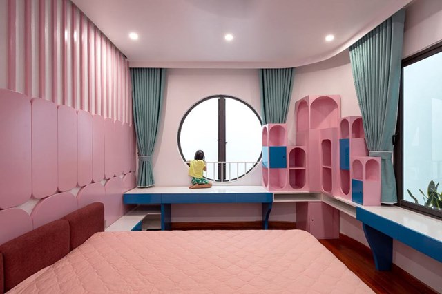 Nhờ c&aacute;c khoảng giếng trời, mọi ph&ograve;ng ngủ đều được nhận đủ &aacute;nh s&aacute;ng v&agrave; gi&oacute;. Gia chủ kh&ocirc;ng phải d&ugrave;ng đ&egrave;n điện v&agrave;o ban ng&agrave;y.