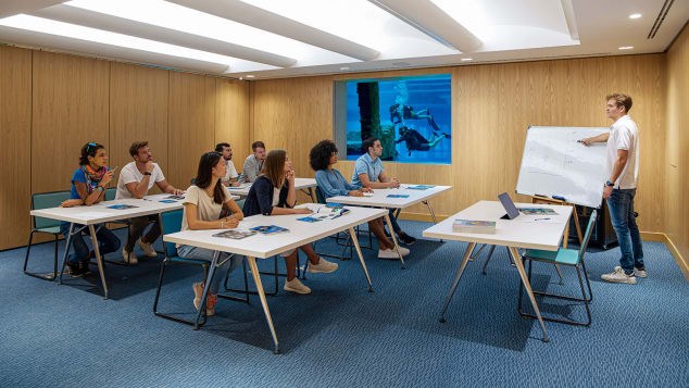 Deep Dive Dubai&nbsp;cung cấp kh&oacute;a học cho cả người mới bắt đầu lặn v&agrave; thợ lặn chuy&ecirc;n nghiệp.&nbsp;C&aacute;c thợ lặn c&oacute; thể tự m&igrave;nh kh&aacute;m ph&aacute; hồ bơi v&agrave; th&agrave;nh phố dưới nước sau chuyến tham quan với hướng dẫn vi&ecirc;n.