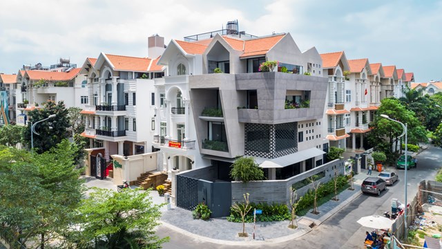 Nằm tại Quận 7, TP HCM với diện t&iacute;ch 240m&sup2; c&ugrave;ng vị tr&iacute; tọa lạc với 2 mặt tiền tho&aacute;ng s&aacute;ng, ng&ocirc;i nh&agrave;&nbsp;J14 Residence nổi bật g&oacute;c phố với những bức tường nghi&ecirc;ng nghi&ecirc;ng c&ugrave;ng h&igrave;nh khối độc đ&aacute;o.