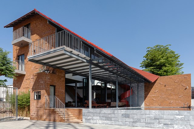 M&aacute;i ng&oacute;i gấp kết nối hai phần ng&ocirc;i nh&agrave; với nhau: phần nh&agrave; x&acirc;y dựng cố định v&agrave; phần hi&ecirc;n x&acirc;y dựng nhẹ.