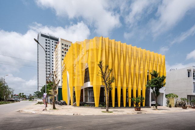 Tọa lạc tại một khu đ&ocirc; thị mới ở th&agrave;nh phố Thanh H&oacute;a, LZ's Love spa l&agrave; c&ocirc;ng tr&igrave;nh c&oacute; thiết kế mặt tiền độc đ&aacute;o c&ugrave;ng m&agrave;u sắc thu h&uacute;t, khơi gợi sự t&ograve; m&ograve; của người đi đường.