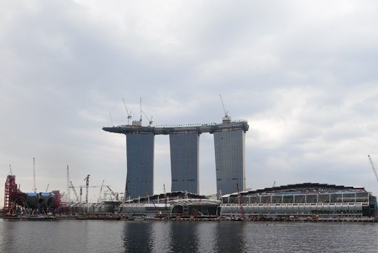 Để gia cố nền đất k&eacute;m ổn định của đất s&eacute;t biển, c&aacute;c kỹ sư quyết định x&acirc;y dựng những bức tường b&ecirc;-t&ocirc;ng khổng lồ bao ngo&agrave;i ổn định cho phần m&oacute;ng c&ocirc;ng tr&igrave;nh. Những bức tường n&agrave;y được biết đến với t&ecirc;n gọi tường trong đất.