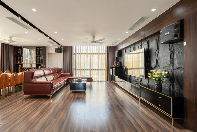 Phần s&acirc;n vườn th&ocirc;ng suốt như cầu nối để dẫn lối kh&ocirc;ng gian cho tầng 3 - nơi đặt ph&ograve;ng kh&aacute;ch v&agrave; ph&ograve;ng ngủ của gia chủ.&nbsp;D&ugrave; l&agrave; kh&ocirc;ng gian ri&ecirc;ng tư nhưng c&aacute;c kiến tr&uacute;c sư cũng tiết chế thiết kế cầu kỳ, tận dụng nhiều nhất khoảng kh&ocirc;ng gian tho&aacute;ng, lấy s&aacute;ng tự nhi&ecirc;n.