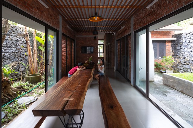 Kh&ocirc;ng gian trong nh&agrave; được ph&acirc;n chia đơn giản, ph&iacute;a trước l&agrave; s&acirc;n nh&agrave;, được l&aacute;t đ&aacute; để xe, bước l&ecirc;n thềm l&agrave; v&agrave;o ph&ograve;ng kh&aacute;ch, khu bếp nấu ở ph&iacute;a ri&ecirc;ng biệt, khu b&agrave;n ăn. Khu vui chơi của trẻ nhỏ được đặt ở trung t&acirc;m của ng&ocirc;i nh&agrave;.