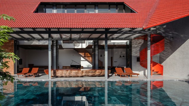 Nhờ thiết kế m&aacute;i ng&oacute;i gấp, chiều cao ng&ocirc;i nh&agrave; được giảm bớt, đồng thời gi&uacute;p chắn &aacute;nh nắng từ hướng Đ&ocirc;ng