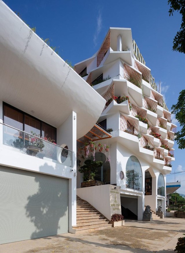 &nbsp;Với bề mặt dốc, đội ngũ kiến tr&uacute;c sư đ&atilde; thiết kế tầng một được sử dụng l&agrave;m nh&agrave; để xe, tầng hai c&oacute; hai ph&ograve;ng ngủ cho b&eacute; trai v&agrave; ch&aacute;u, ph&ograve;ng kh&aacute;ch v&agrave; nh&agrave; bếp.&nbsp;Tầng ba bao gồm ph&ograve;ng ngủ ch&iacute;nh của chủ nh&agrave;, khu vực giặt ủi, ph&ograve;ng thờ v&agrave; cầu thang cong dẫn l&ecirc;n m&aacute;i nh&agrave;.