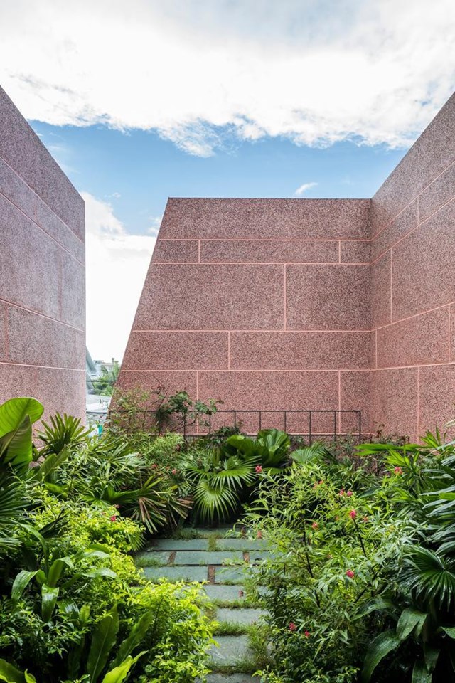 Mỗi g&oacute;c khuất trong ng&ocirc;i nh&agrave; đều được giới kiến tr&uacute;c thiết kế kh&eacute;o l&eacute;o, tinh tế vừa gi&uacute;p chủ nh&acirc;n d&ugrave;ng l&agrave;m nơi chi&ecirc;m nghiệm, vừa l&agrave; kh&ocirc;ng gian để tận hưởng những gi&aacute; trị thi&ecirc;n nhi&ecirc;n.