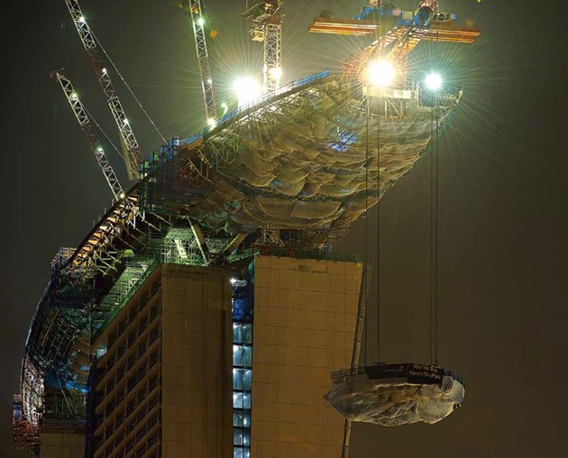 Lấy cảm hứng từ kỹ thuật cầu khe co gi&atilde;n l&agrave; khoảng hở nằm giữa th&aacute;p b&ecirc;-t&ocirc;ng, khoảng hở lớn c&oacute; thể dịch chuyển tới 250mm.&nbsp;