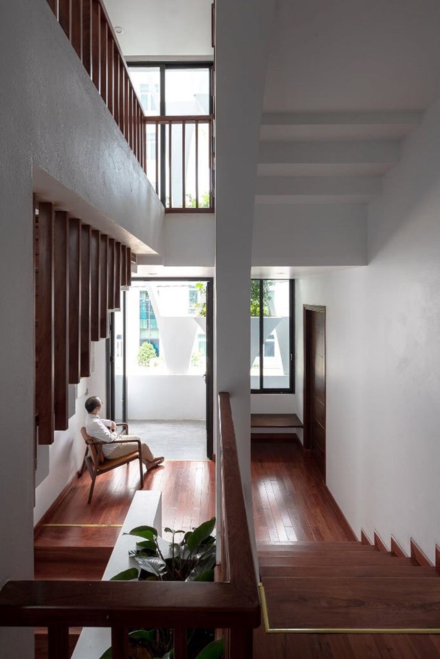 Chủ nh&acirc;n của ng&ocirc;i nh&agrave; l&agrave; một người y&ecirc;u thi&ecirc;n nhi&ecirc;n c&acirc;y cỏ, v&igrave; vậy đề b&agrave;i đưa ra chỉ cần nh&agrave; c&oacute; c&acirc;y xanh, nhiều &aacute;nh s&aacute;ng v&agrave; chỗ chơi cho bốn đứa con nhỏ. &nbsp;Để giải 